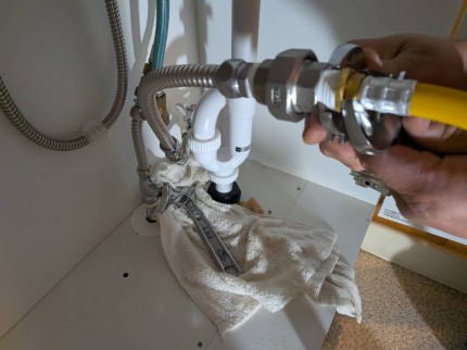 配管とテストポンプをつないでいる様子