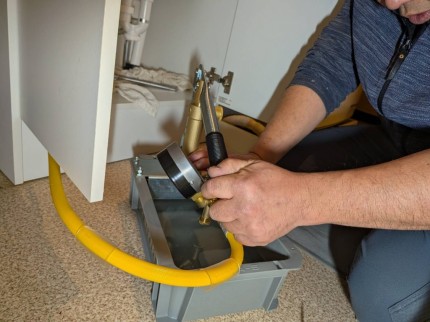 配管とテストポンプをつないでいる様子