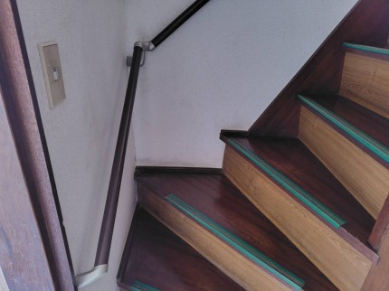 ダークブラウンで落ち着いた印象です