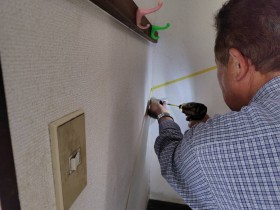 ブラケット(支持金具)を取り付けます