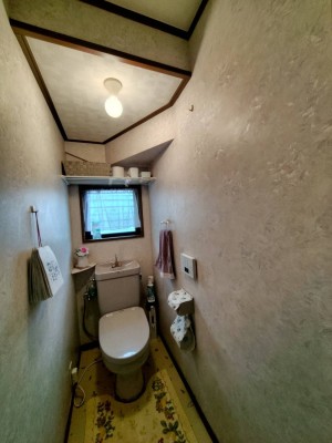 施工前のトイレの様子 施工前のトイレの様子