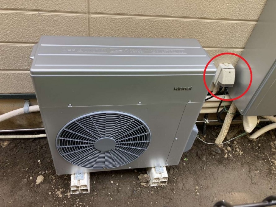 電源接続部は一般的な屋外コンセント