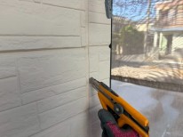 ②カッターを使用して除去していきます