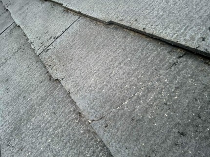 スレート屋根のクラックの様子①