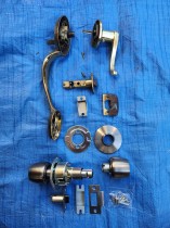 上：破損したサムラッチ錠　下：新しく取付する空錠