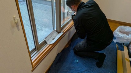 内窓施工中の様子