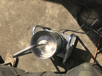 基材・顔料きっちり・硬化剤の材料をまぜまぜ中です。きっちり15分間混ぜます。 6e96e4f7f15cd5d9cf06a09bdb73d7b3