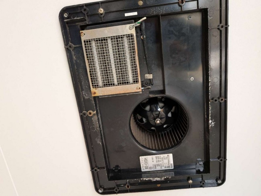 ファンのホコリやヒーターの焼き付きが・・・