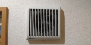 交換前のトイレ換気扇（グリルタイプ）