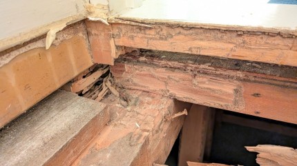 シロアリ被害のあった床下写真
