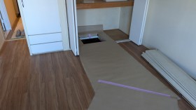 今回は普段見につきにくいクローゼットの中に床下点検口を設けました。 裏側がすぐ浴室です。