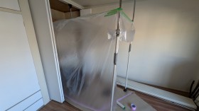 床下の埃が舞い上がらないように、また散布する薬剤が室内に戻らないようにしっかり養生を行います。