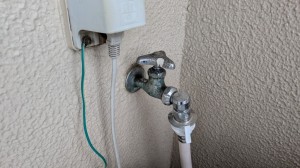 ベランダ設置の洗濯機と水栓