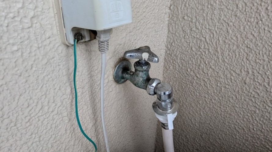 ベランダ設置の洗濯機と水栓