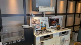 ビルトインコンロ各種とレンジフードの実機展示の様子 ビルトインコンロ各種とレンジフードの実機展示の様子