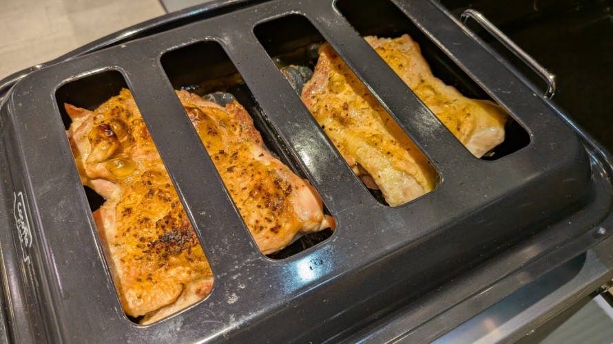 〇焼きあがった直後の様子がこちら。スリットがあることで直火調理とお手入れのしやすさを実現にしています。