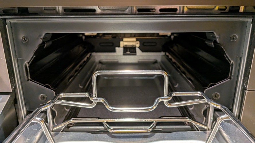 調理後のグリル内の様子がこちら。油ハネを99.9%抑えるというのは伊達ではないようです! グリル内の様子がこちら。油ハネを99.9%抑えるというのは伊達ではないようです!