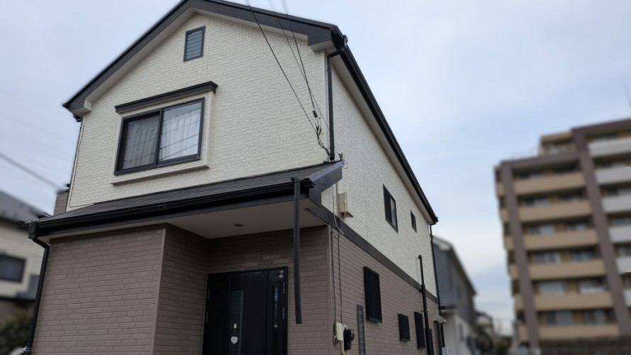 脱落してしまった雨樋の様子