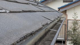 屋根材の剥離状況① 屋根材の剥離状況①