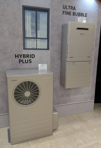 ハイブリッド給湯器の展示