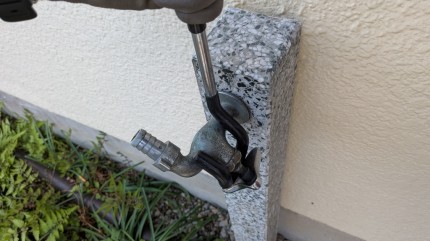 ぐるぐる回して取り外します