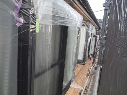 サッシや窓に壁の塗料が付かないように養生をかけます。 d7c51476edb5822577b49ef6e2261bb6